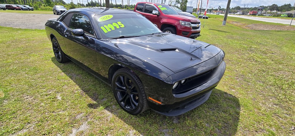 2016 Dodge Challenger SXT's photo