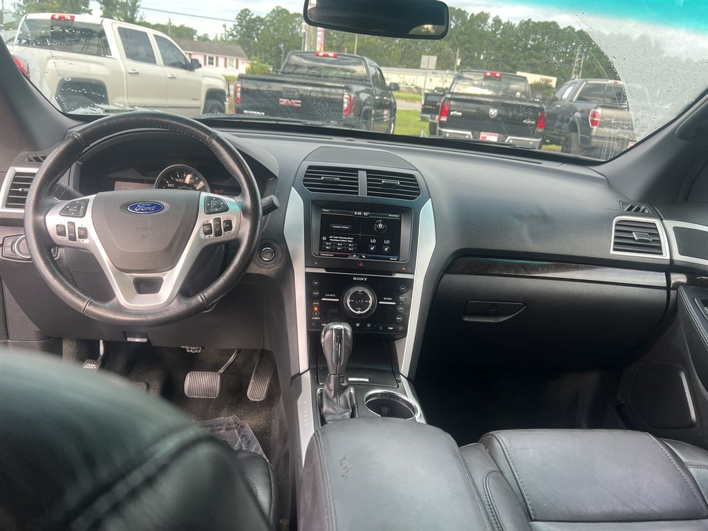 Ford Explorer photo 12