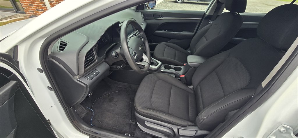 Hyundai Elantra photo 16